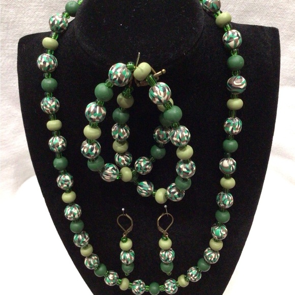 Chic Speckled Green Round Beaded Necklace, Bracelet, and Earring Set - Picture 5 of 9